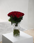33 Red Roses en Masse in Vase - Fiore Arte