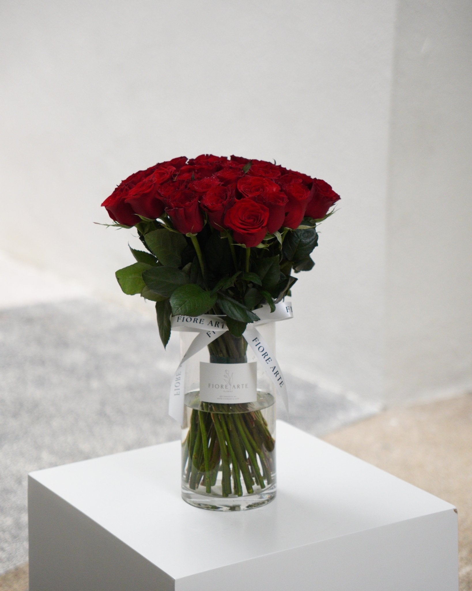 33 Red Roses en Masse in Vase - Fiore Arte