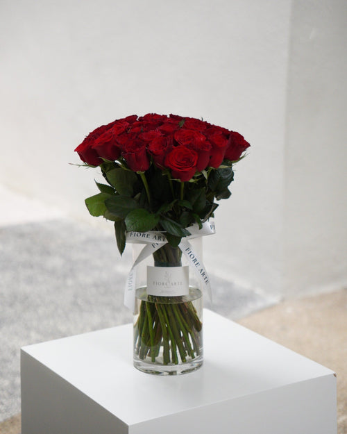 33 Red Roses en Masse in Vase - Fiore Arte