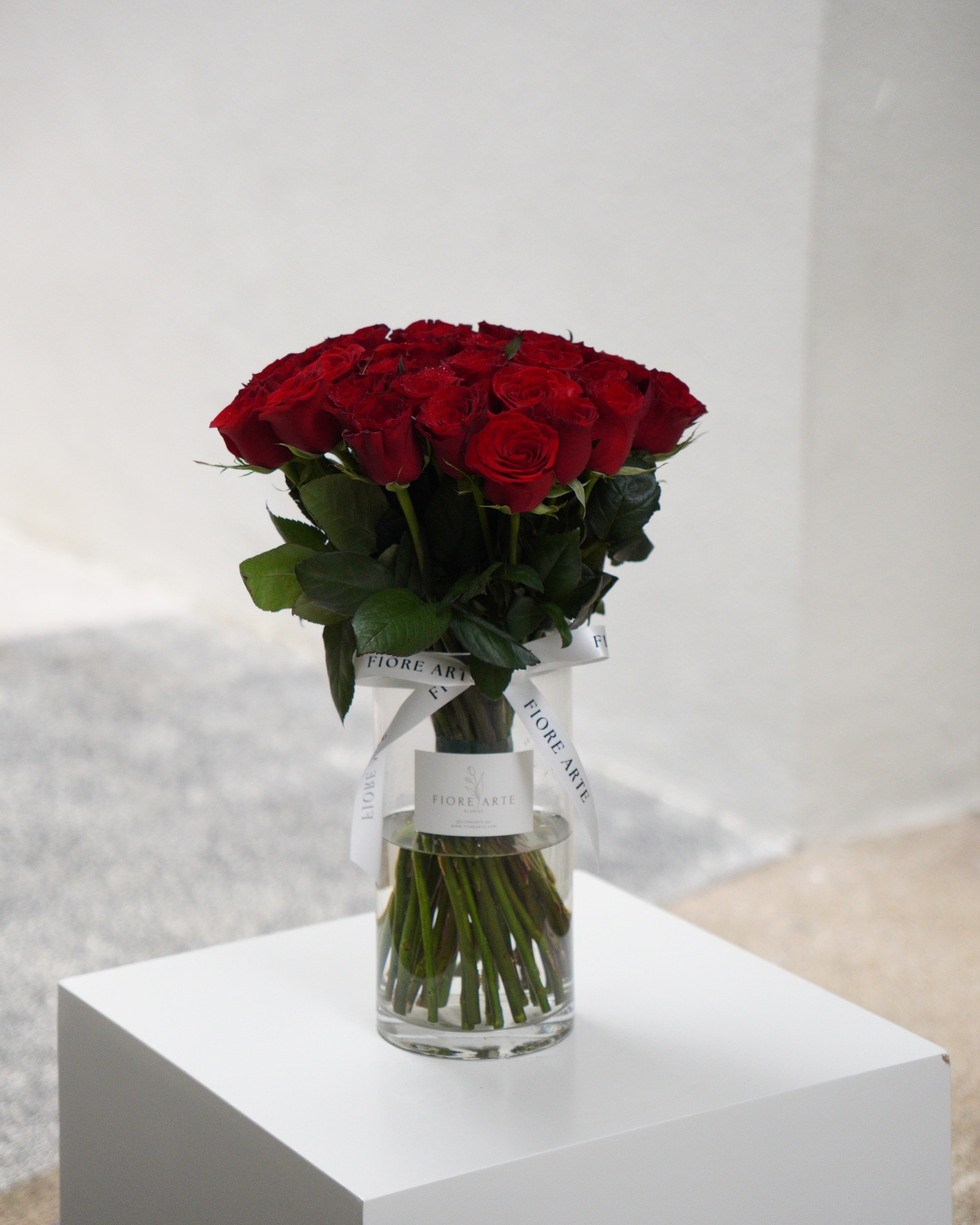 33 Red Roses en Masse in Vase